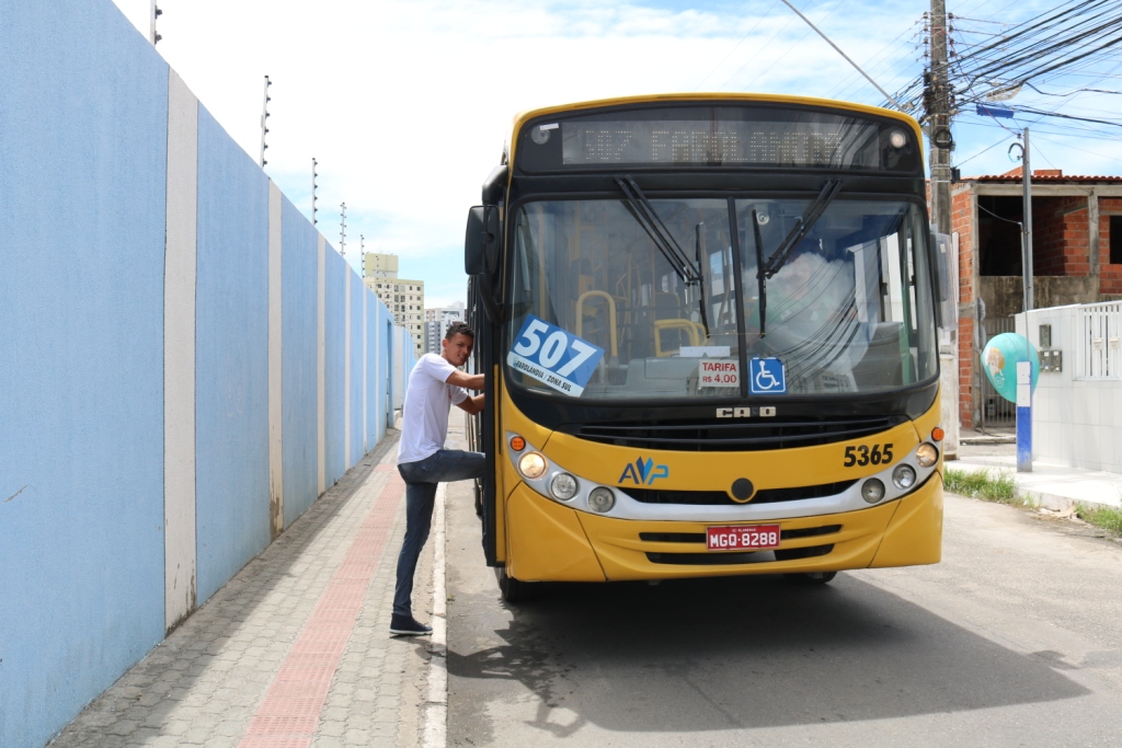 Moradores do loteamento Barroso comemoram primeira linha de ônibus da região - SMTT Aracaju